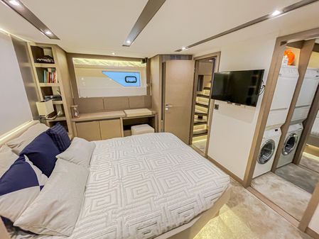 Prestige 680 Flybridge image