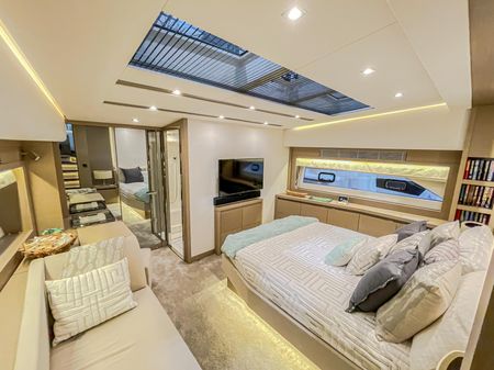 Prestige 680 Flybridge image