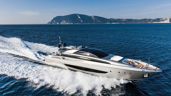 Riva 122' Mythos