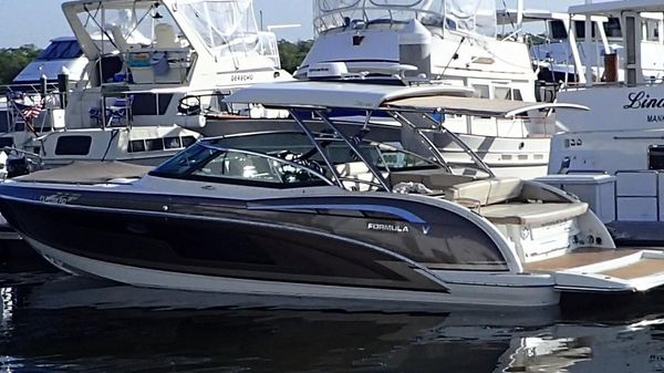 Formula 350 Crossover Bowrider
