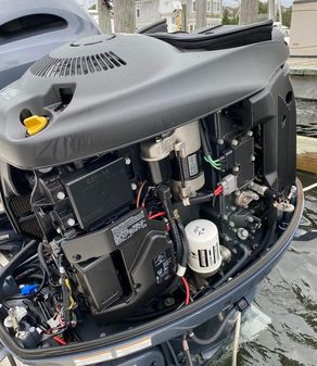 Pursuit C 260 Center Console image