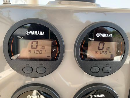 Pursuit C 260 Center Console image