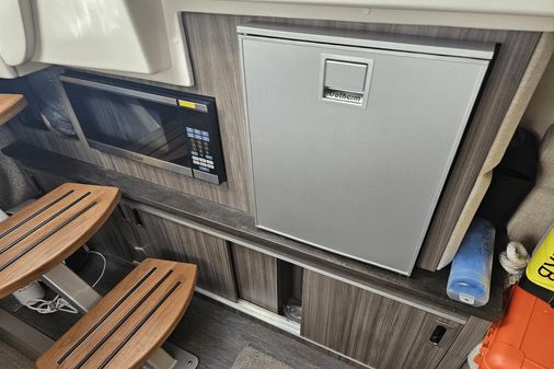 Sea Ray 320 Sundancer image