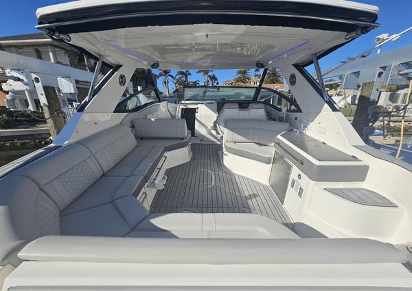 Sea Ray 320 Sundancer image