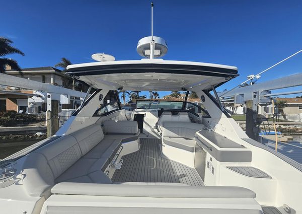 Sea Ray 320 Sundancer image