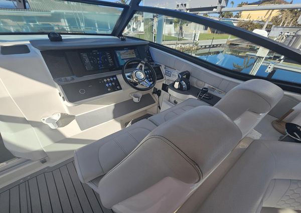 Sea Ray 320 Sundancer image