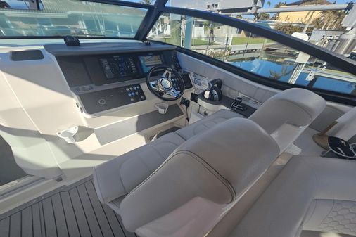 Sea Ray 320 Sundancer image