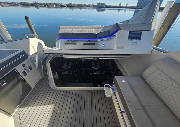 Sea Ray 320 Sundancer image