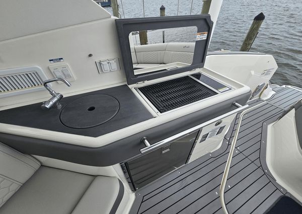 Sea Ray 320 Sundancer image