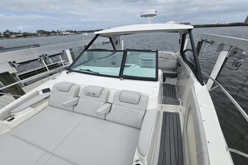 Sea Ray 320 Sundancer image