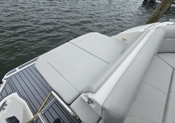 Sea Ray 320 Sundancer image