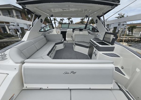 Sea Ray 320 Sundancer image