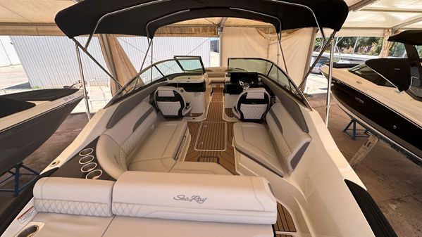 Sea Ray SLX 260 image