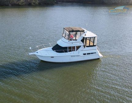 Carver 325 Aft Cabin image