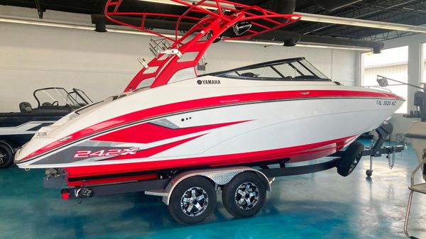 Yamaha Boats 242X 