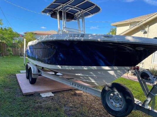 Robalo R200-CENTER-CONSOLE - main image