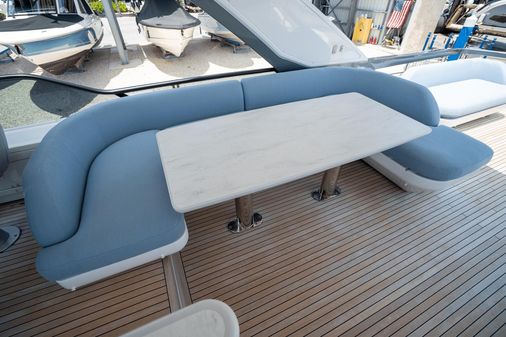 Azimut 68 image