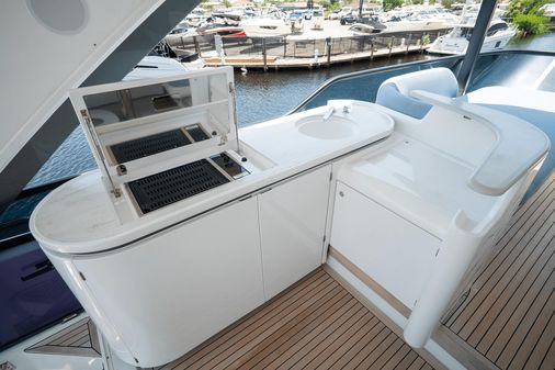 Azimut 68 image