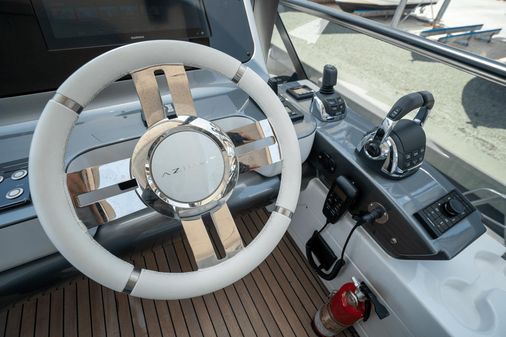 Azimut 68 image