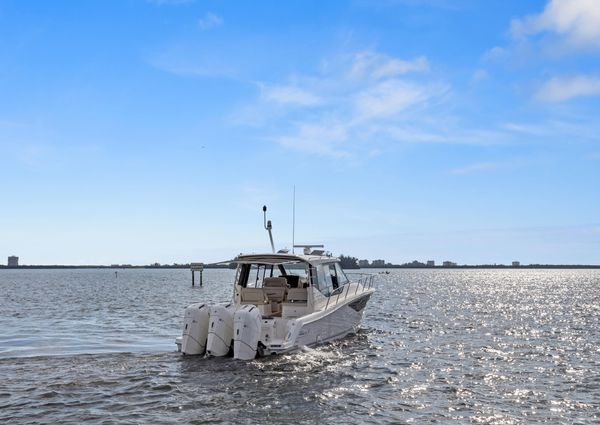 Boston Whaler 405 Conquest image