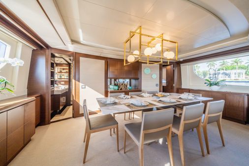 Azimut 105 image