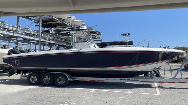 Fountain 32 Center Console 