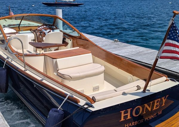 Hinckley Talaria 29 Runabout image