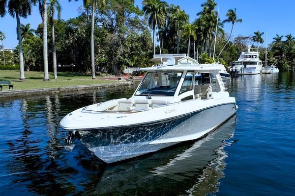 Boston-whaler 350-REALM - main image