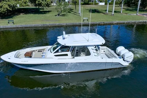 Boston Whaler 350 Realm image