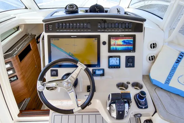 Boston-whaler 350-REALM image