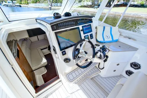 Boston Whaler 350 Realm image