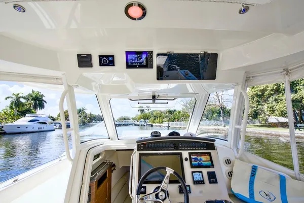 Boston-whaler 350-REALM image