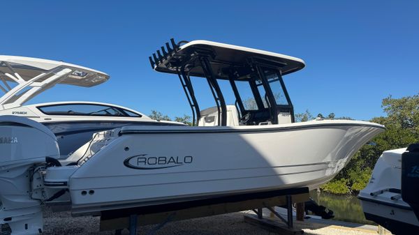 Robalo R270 Center Console 