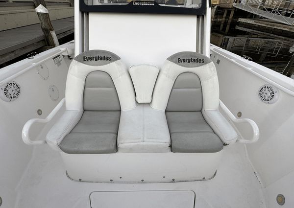 Everglades 275 Center Console image