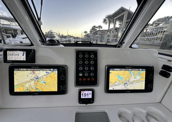 Everglades 275 Center Console image