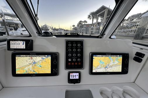 Everglades 275 Center Console image