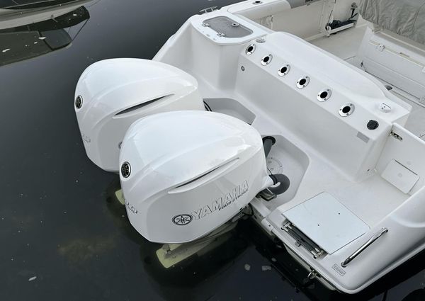 Everglades 275 Center Console image