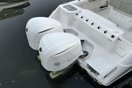 Everglades 275 Center Console image