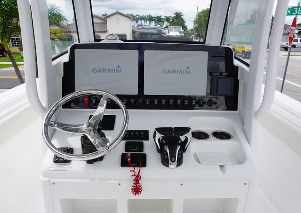 Sea Hunt Gamefish 27 with Coffin Box image