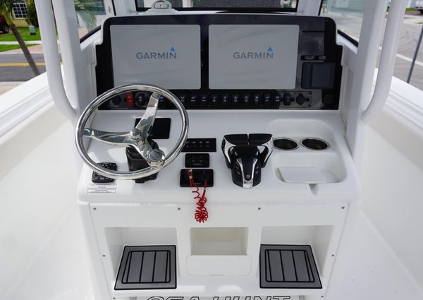 Sea Hunt Gamefish 27 with Coffin Box image