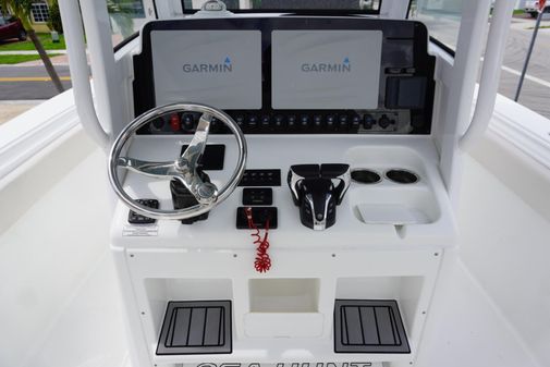 Sea Hunt Gamefish 27 with Coffin Box image