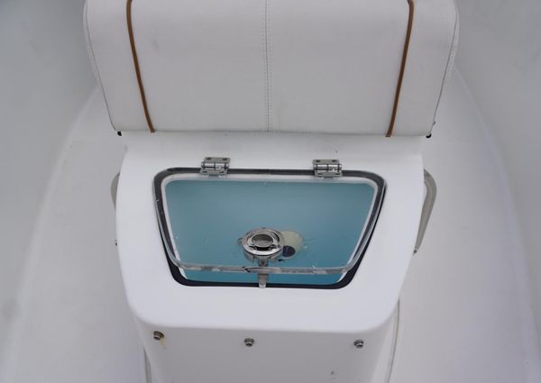 Sea Hunt Gamefish 27 with Coffin Box image