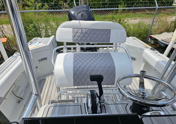 Donzi F23-CENTER-CONSOLE image