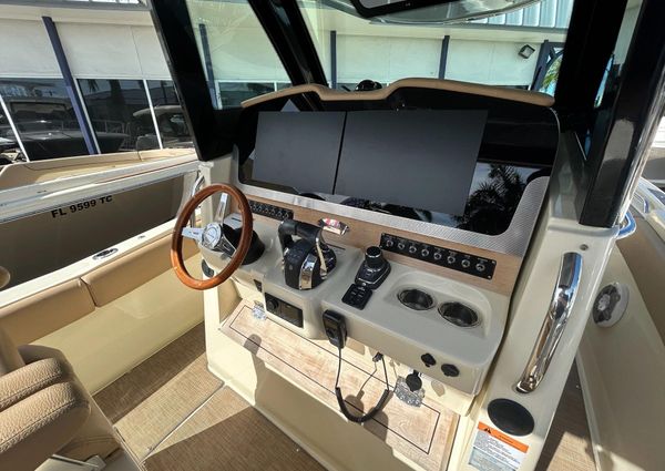 Chris-Craft Catalina 30 image