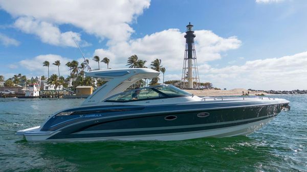 Formula 330 Crossover Bowrider
