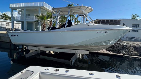 Boston Whaler 27 Cuddy Cabin CC