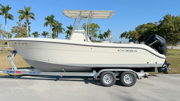 Cobia 237 Center Console 