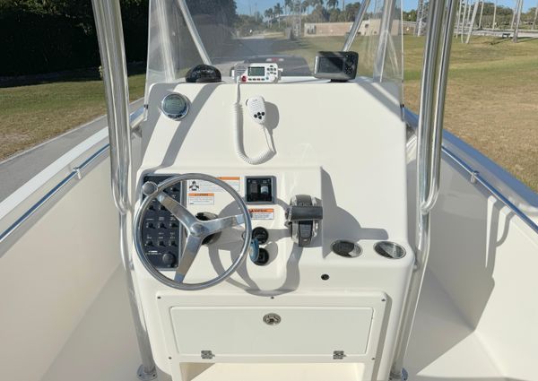 Cobia 237-CENTER-CONSOLE image