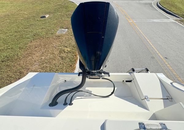 Cobia 237-CENTER-CONSOLE image