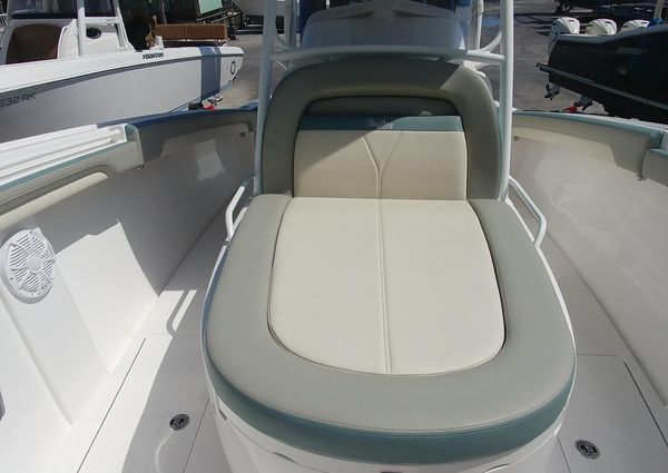 Mag-bay 33-CENTER-CONSOLE image